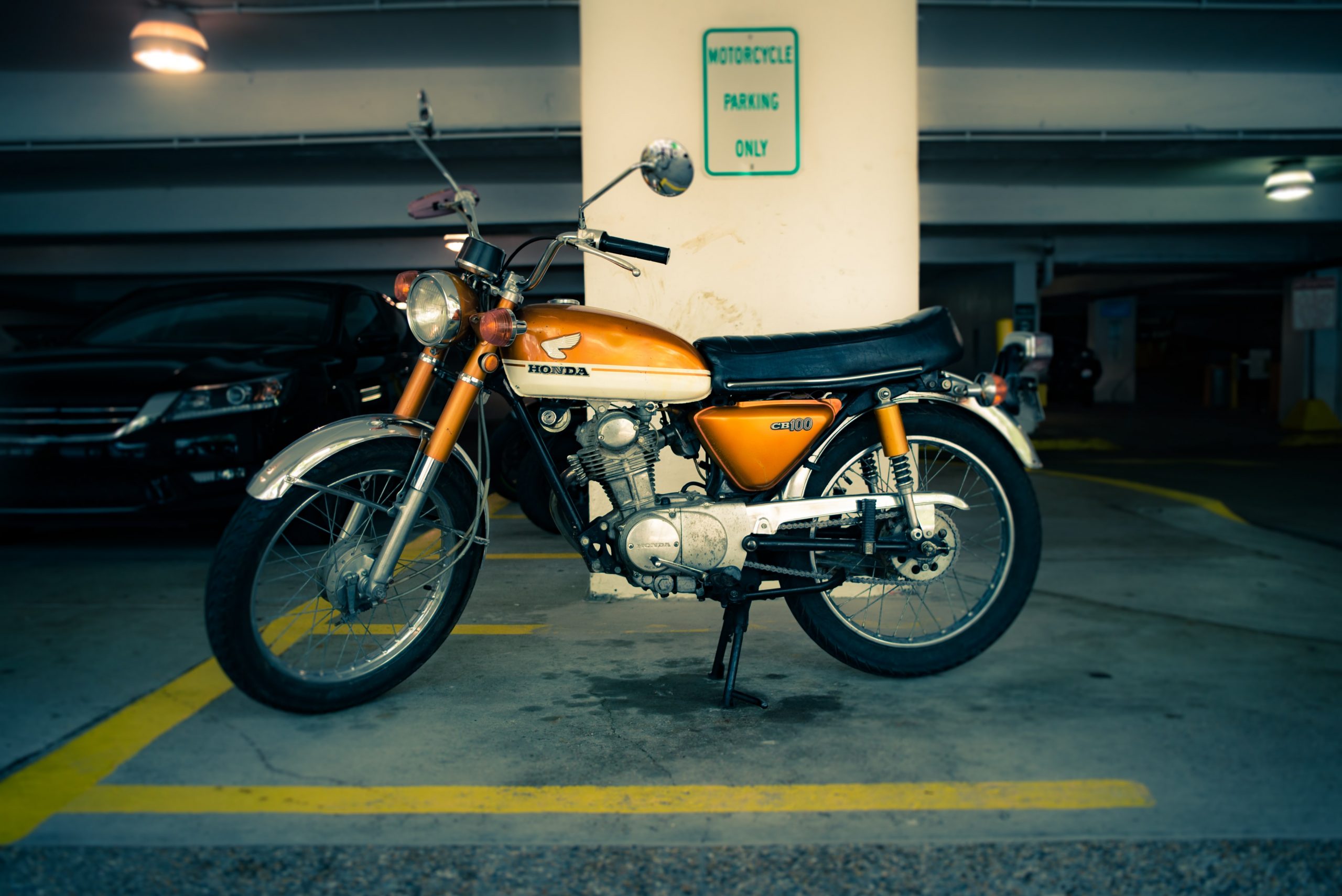 Motocyclette sur un parking