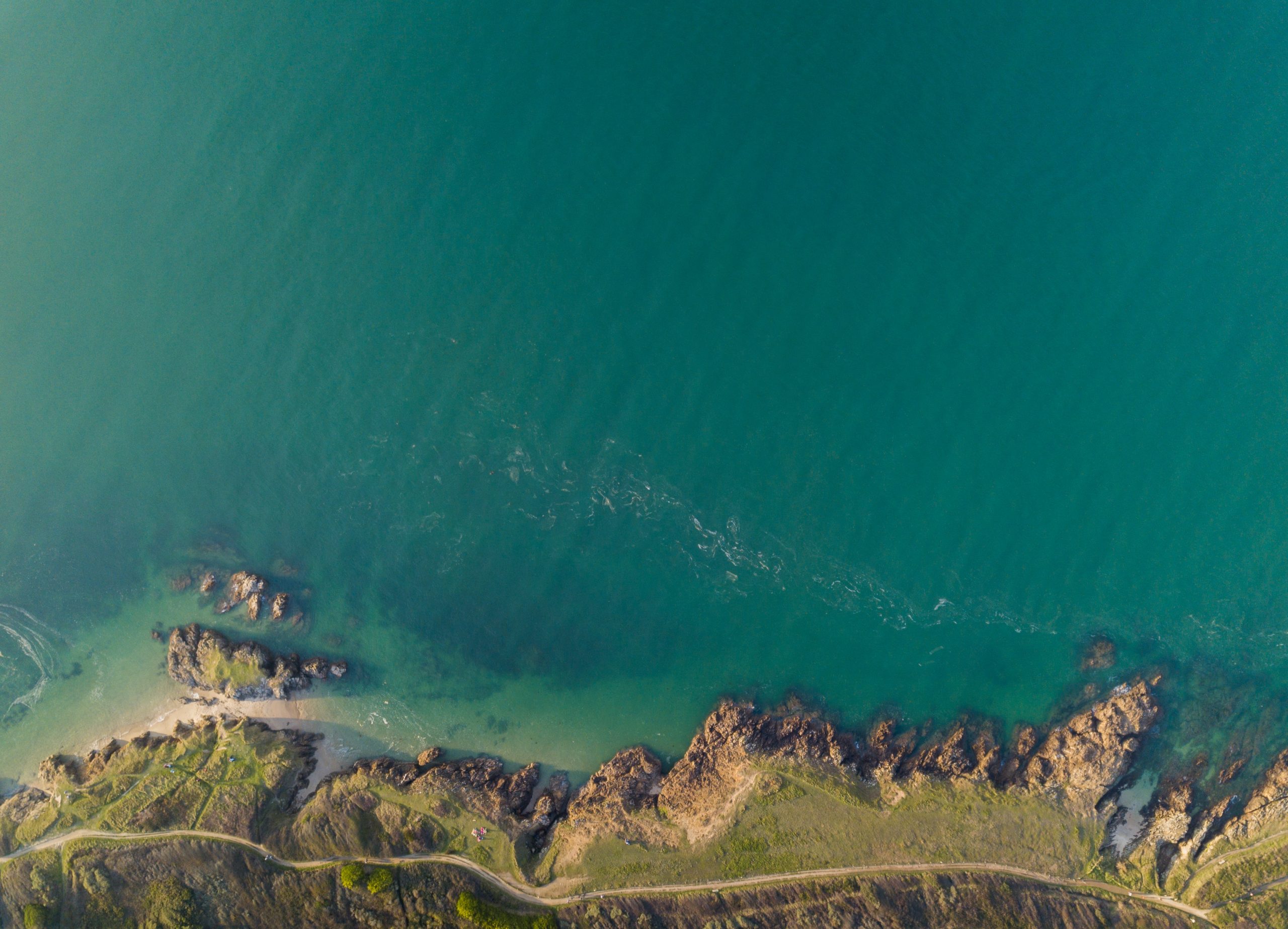 Vu sur une route de bretagne et sur l'océan