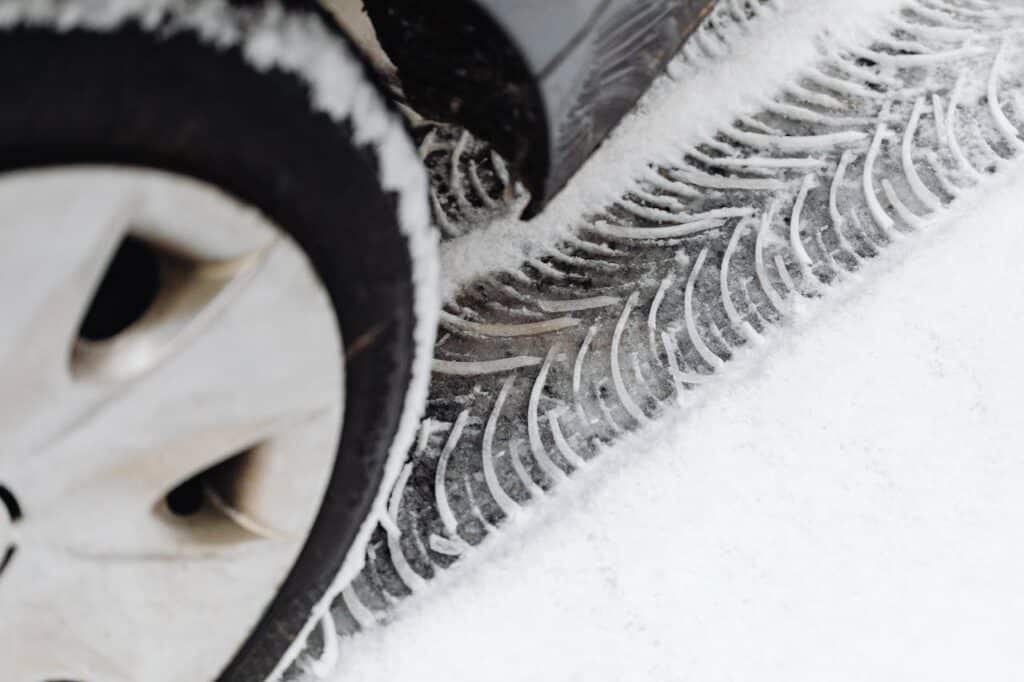 Comment les conditions météorologiques affectent-elles les performances des pneus ?