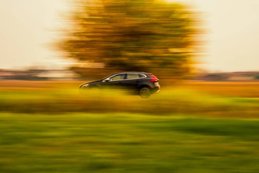 voiture qui roule en campagne, calcul distance d’arrêt
